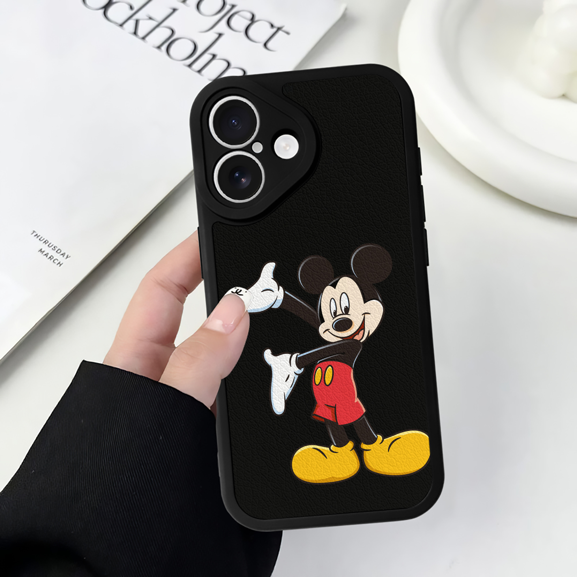 （画像用） ミッキーマウス Mickey Mouse 【iPhone 16シリーズ対応】シリコンスマホケース（レザー調） 材質：シリコン